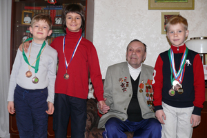 Кютовцы поздравили с Днем Победы одного из основателей Клуба Юных Техников, ветерана Ларкина Михаила Лазоревича.